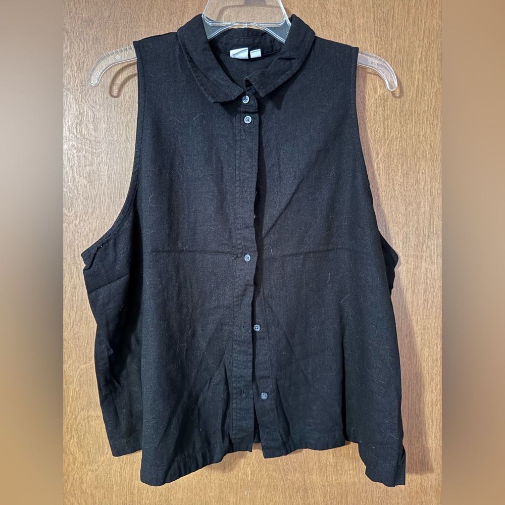 GAP Black Sleeveless Button Down Shirt